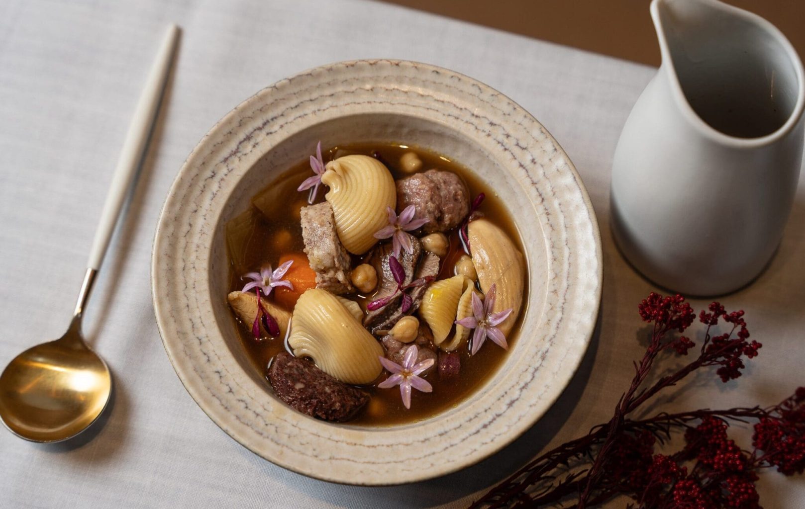 Almanac Barcelona_Virens_La verdadera escudella catalana con pilota trufada_2025 (4)