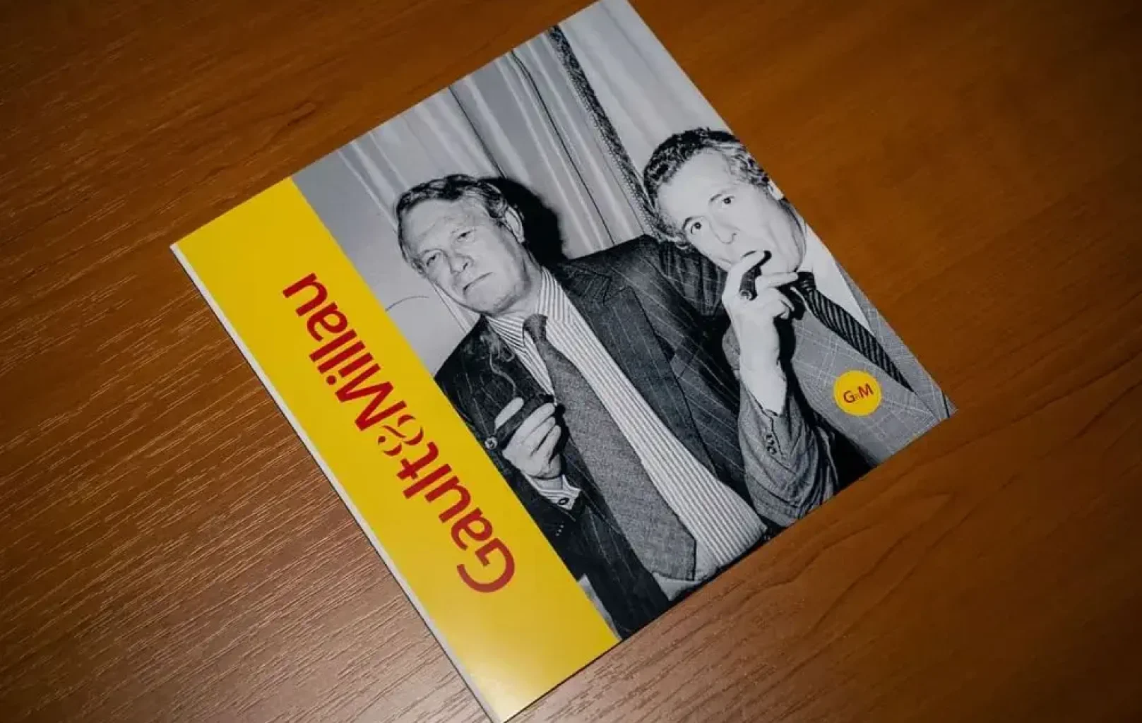 Časopis Gault&Millau s černobílou fotografií dvou mužů v oblecích, z nichž jeden kouří, na dřevěné desce - upozornění na cestu Restaurace Alcron na kulinářskou scénu v roce 2025.